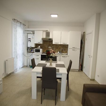Lar Apartment Focşani Екстериор снимка