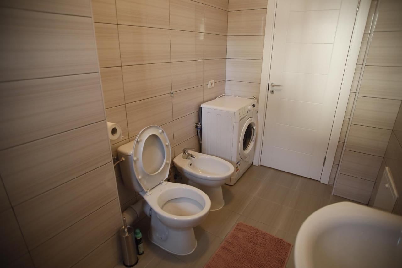 Lar Apartment Focşani Екстериор снимка
